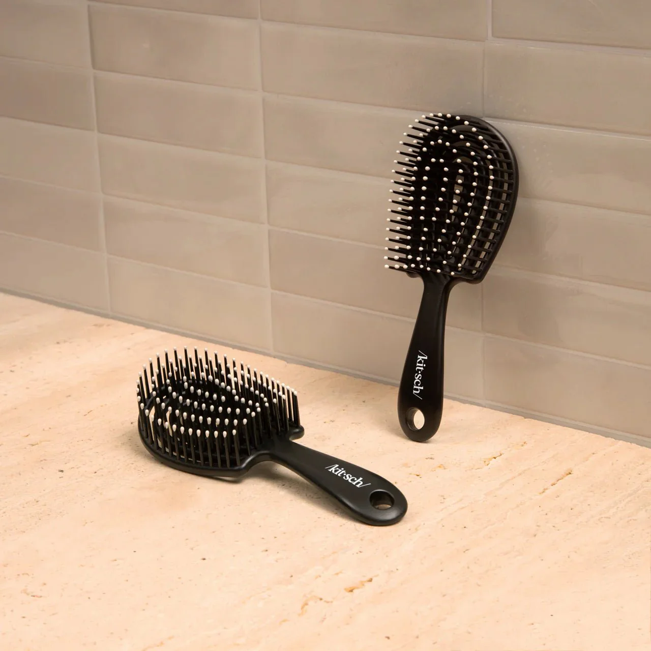 Kitsch Mini Detangling Flexi Brush - Black - Image 2